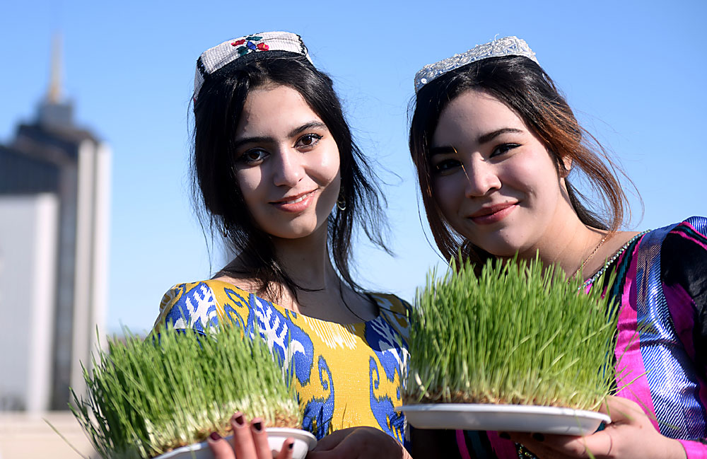 Einwohnerinnen aus Kasan feiern Nouruz, das tatarische Neujahr.