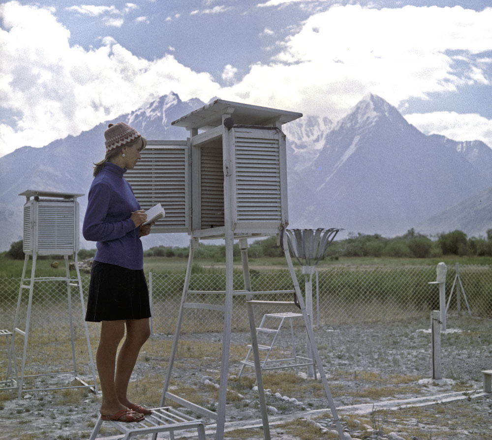 Russia's first weather stations appeared in Siberia in the 18th century.  Since 1834 scientists have undertaken observations on a regular basis. // 1972. Meteorologist Galina Ostashkova at the weather station in the Pamir Mountains (today's Tajikistan)