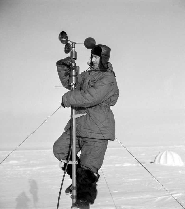 Метеорологични станции има на най-отдалечените места, включително на ледените острови в Арктическия океан и на най-високите планини в света. / 1957 г. Служител на плаващата изследователска станция „Северен полюс 5“.