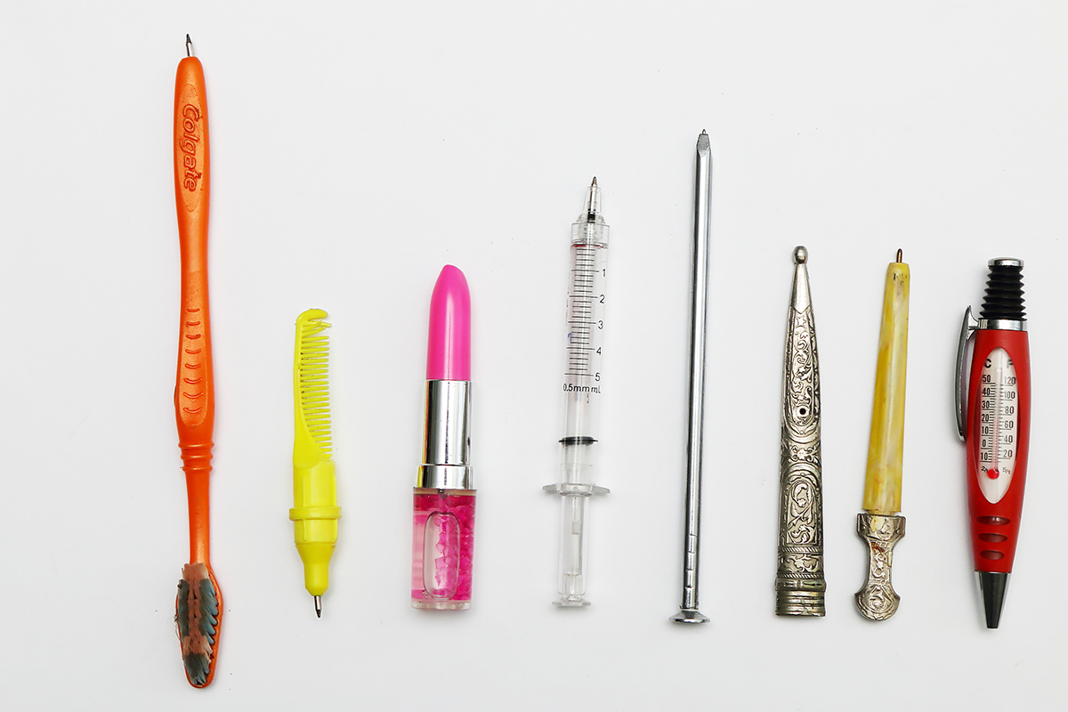 Комбинација оловке и четкице за зубе, оловка-чешаљ, комбинација оловке и ружа за усне, оловка-шприц, оловка-ексер, оловка-бодеж и оловка-термометар.