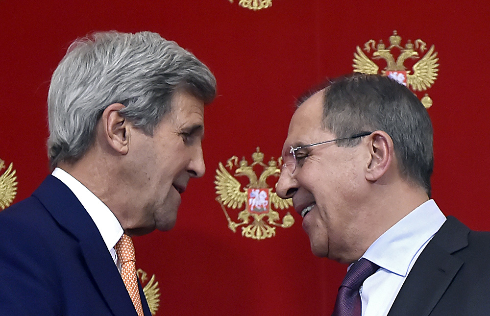 Le Secrétaire d’Etat américain John Kerry (à gauche) et le ministre russe des Affaires étrangères Sergueï Lavrov lors d'une conférence de presse à l'issue de leur rencontre avec le président russe Vladimir Poutine au Kremlin de Moscou, le 24 mars 2016. 