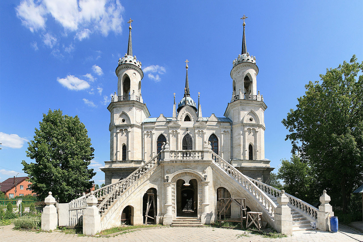 La Chiesa della Vergine di Vladimir venne costruita nello stesso spazio della tenuta: si tratta di un raro esempio di architettura realizzata in stile pseudo gotico e neo-gotico