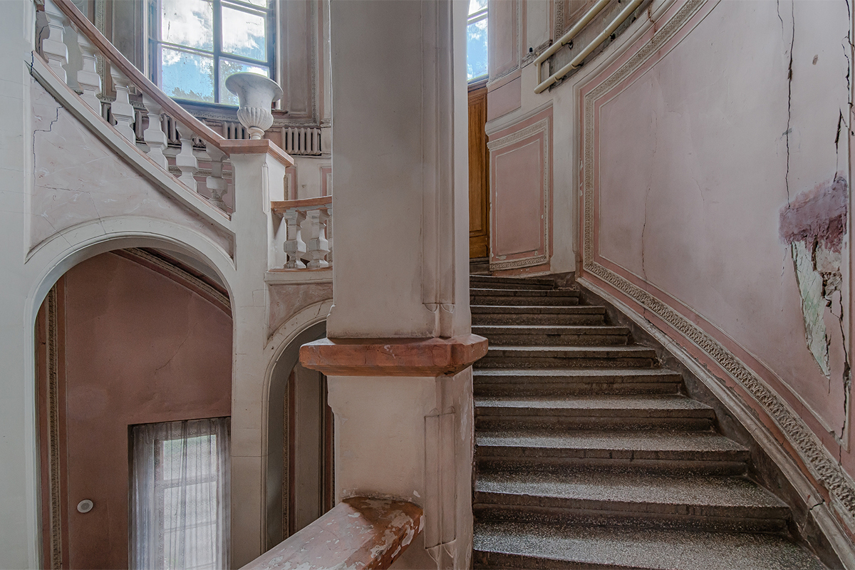 Nach dem Zweiten Weltkrieg beherbergte die Villa lange Zeit ein Waisenhaus. Die prächtigen Teppiche, die großzügige Einrichtung, die traumhaften Gemälde – alles verschwand nach und nach. So auch die Rosen-Allee und die Orangerie.