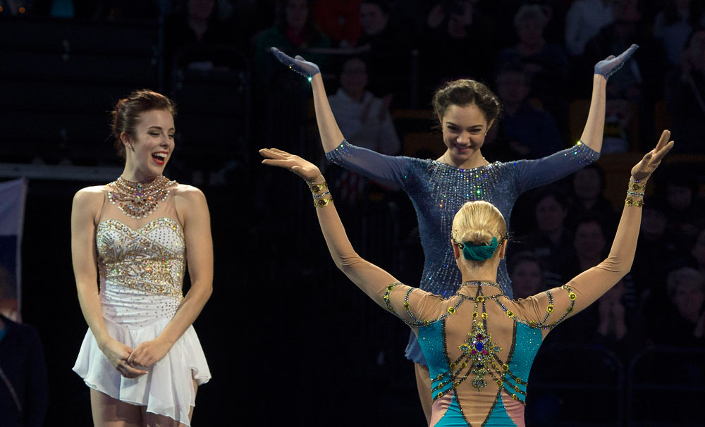 Руските фигуристки Евгения Медведева и Анна Погорилая (отдясно), спечелили злато и бронз на Световното първенство в Бостон, се радват на победите си на церемонията по връчване на наградите. Сребърен медал спечели американката Ашли Уагнер (отляво).