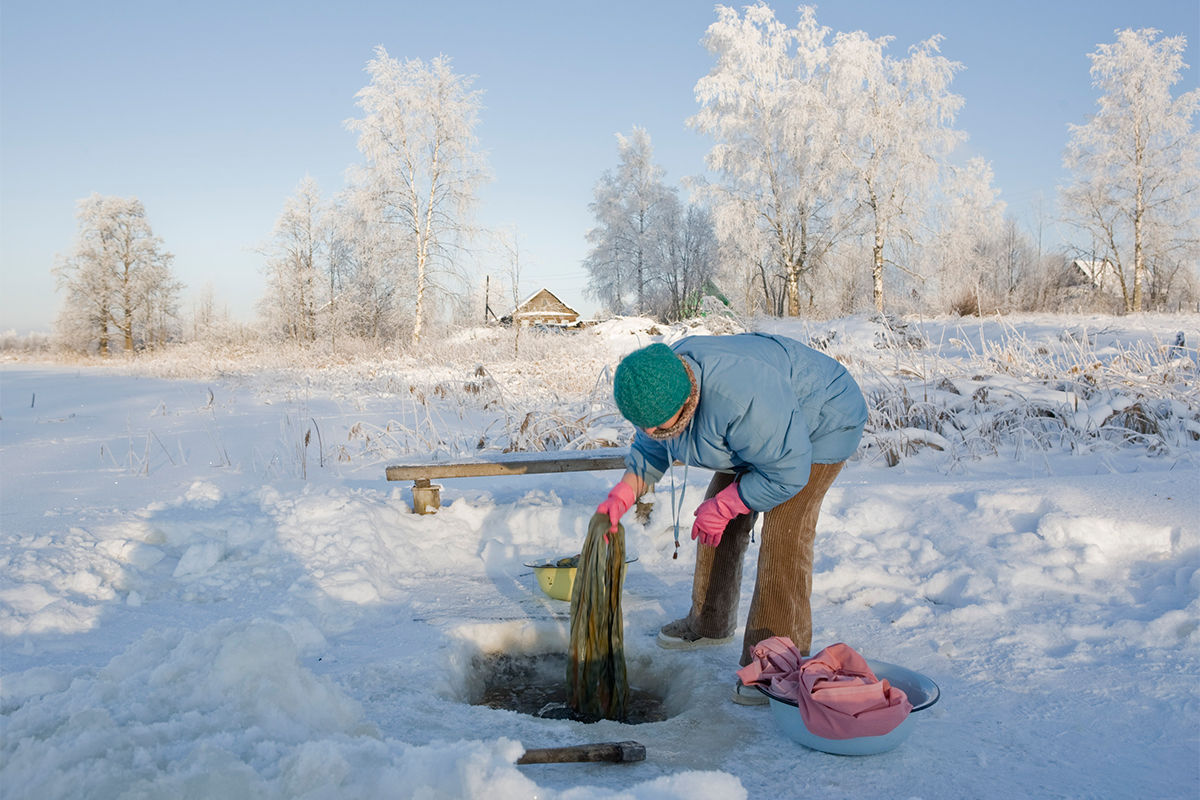 En hiver, les habitants du village percent un trou dans la glace et lavent leur ligne dans l’eau glacée.