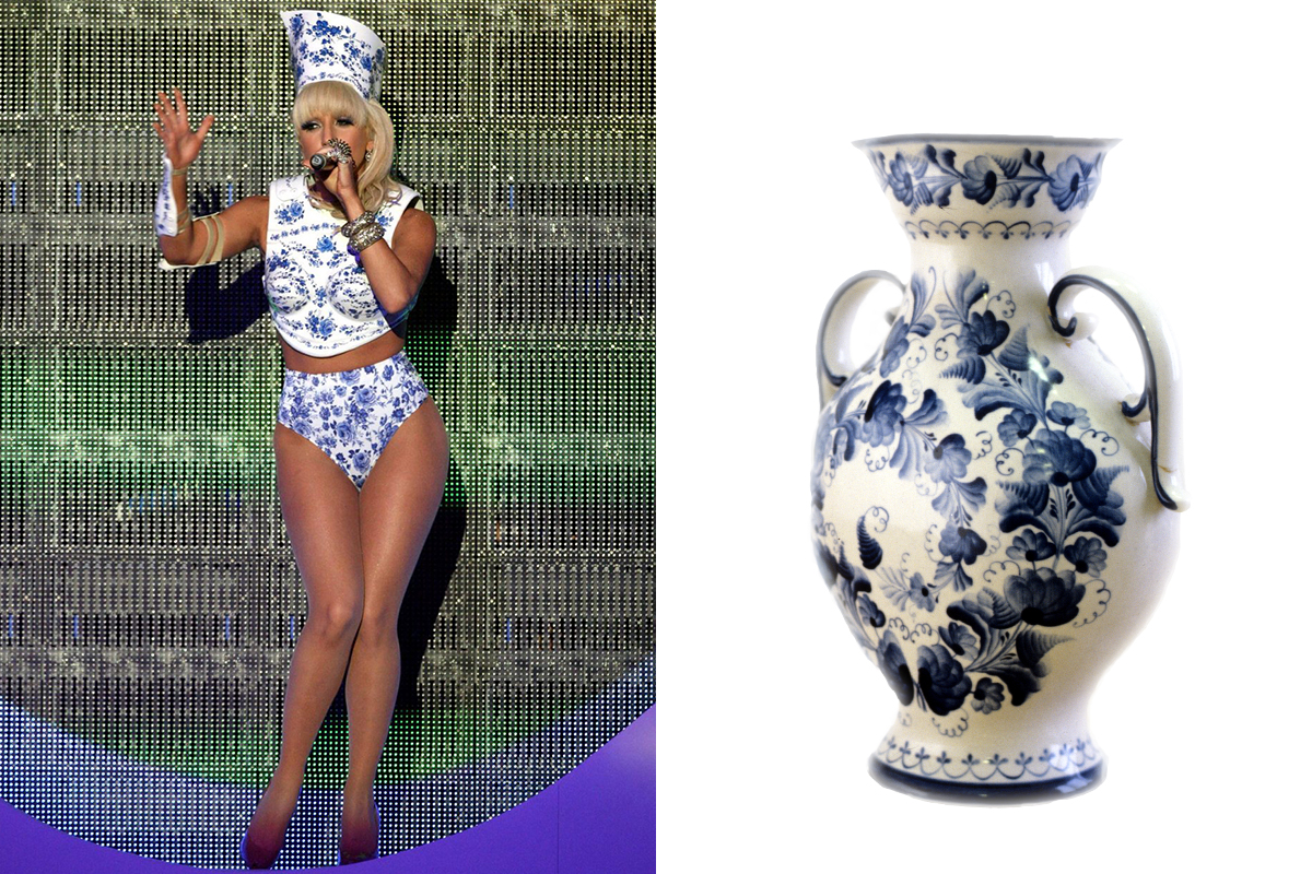 Lady Gaga durante i Brit Awards del 2009. A fianco, un vaso di ceramica Gzhel