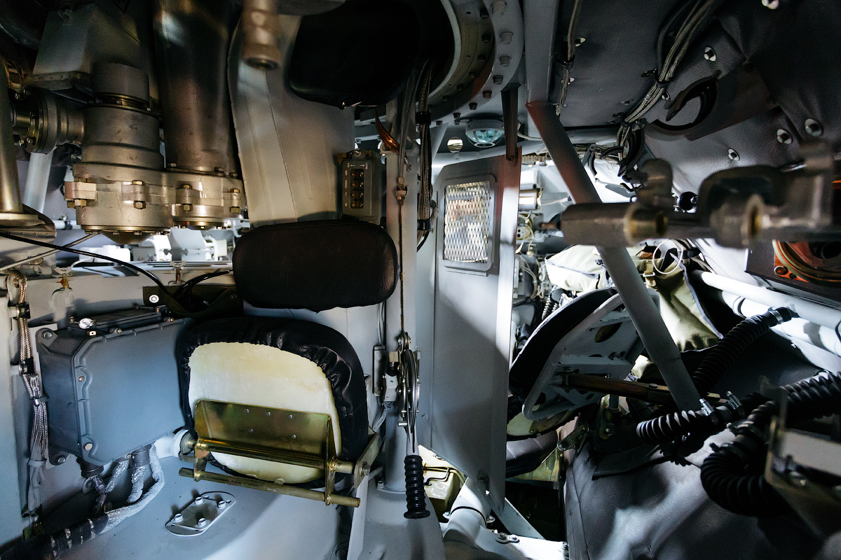 The vehicle's interior space is used very efficiently. It can transport up to 10 fully equipped soldiers.