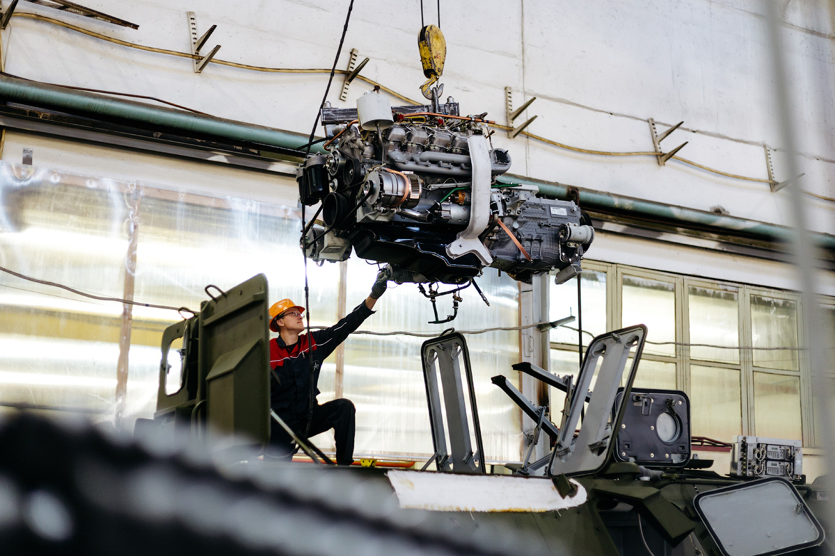 BTR-82 pokreće novi KamAZ 740.14-300 4-taktni turbo dizel motor s cilindrom u obliku slova V, koji generira 300 KS.