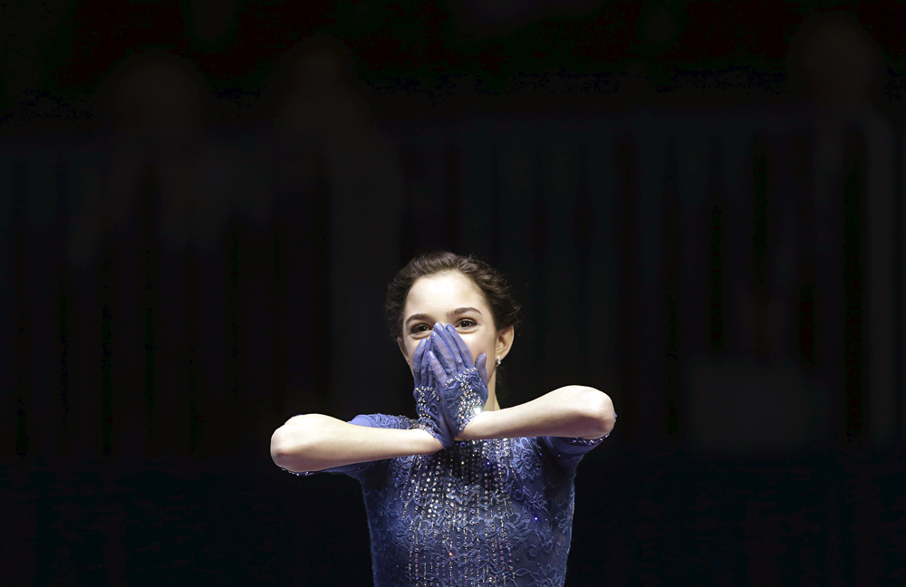 Evguenia Medvedeva à la cérémonie de remise de médailles des Championnats d'Europe de patinage artistique de 2016 à Bratislava, en Slovaquie, le 29 janvier 2016. La patineuse russe a remporté la médaille d'or. 