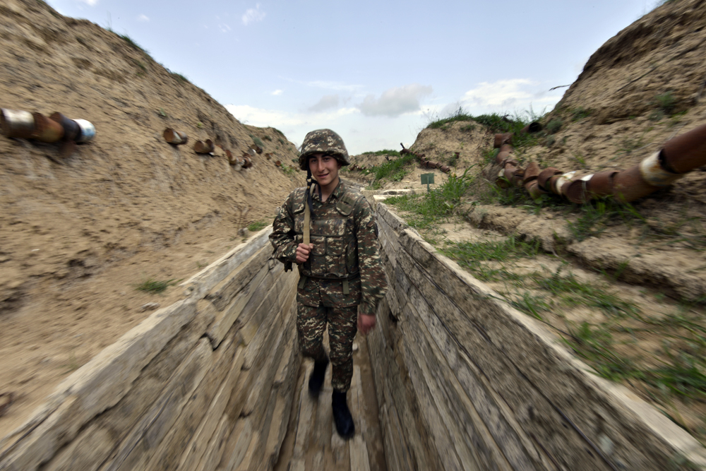 Un combattant dans la zone du conflit du Haut-Karabakh.