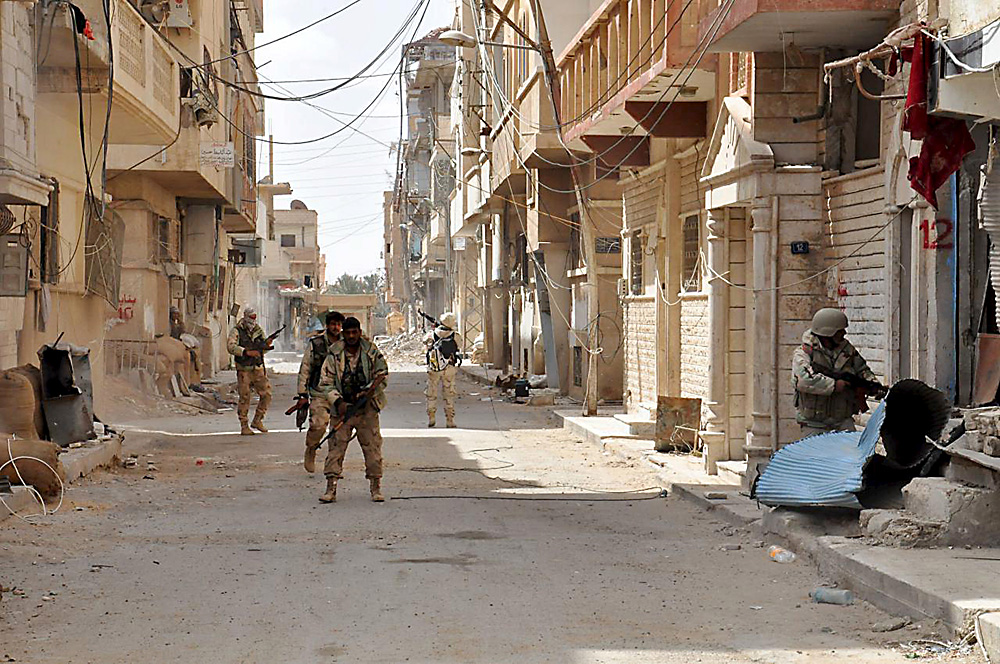 Exército sírio caminha por Palmira após retomada de cidade histórica
