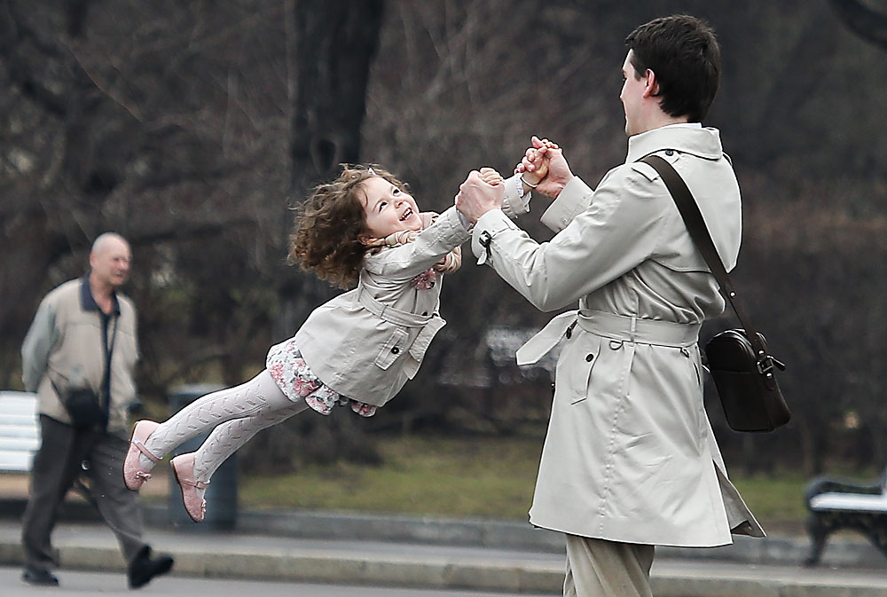 Московчанин с дъщеря си в парка „Горки“ в Москва.