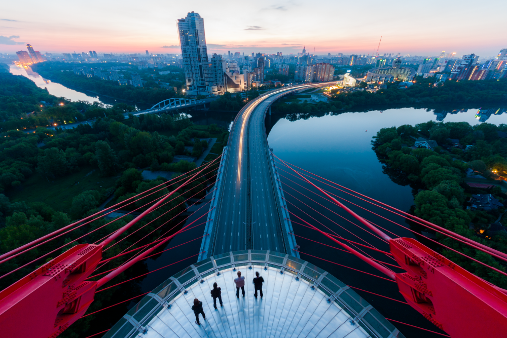 Vadim Makhorov und Vitali Raskalow entdecken die Welt in einer Weise, die für die meisten Menschen unvorstellbar ist: Sie erklimmen die höchsten Gebäude, Brücken und Industrieanlagen der Welt ohne jegliche Sicherheitsausrüstung und schießen von dort unglaubliche Bilder. / Schiwopisny-Brücke Brücke, Moskau. 