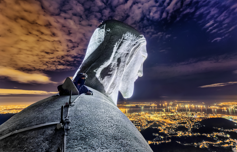 Зрителите могат да се понесат над облаците и да погледнат града от покривите на шанхайски небостъргачи, носейки се в млечната мъгла, или пък да се покажат от рамото на статуята на Христос Спасител в Рио де Жанейро (на снимката).