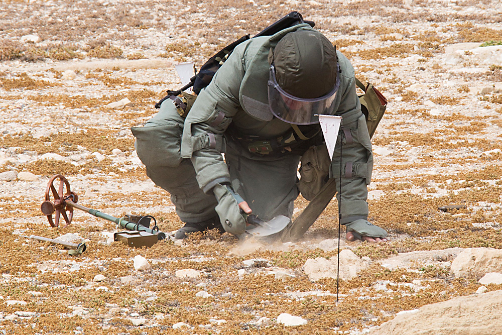 Руски војник проверава да ли има мина међу древним рушевинама у Палмири.