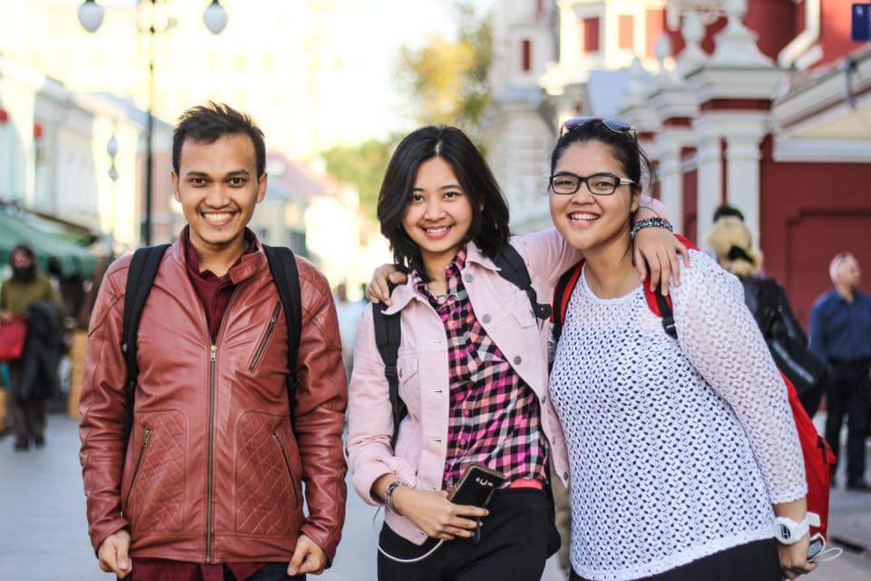 Ratya (kanan) bersama dua orang temannya yang juga mahasiswa Indonesia di Rusia.