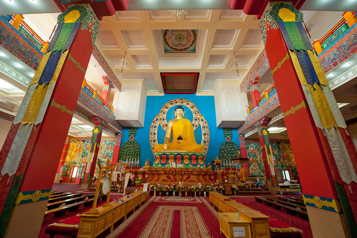 　この寺院の中心部には、高さ8㍍で欧州で最大とされる黄金の仏像がある。