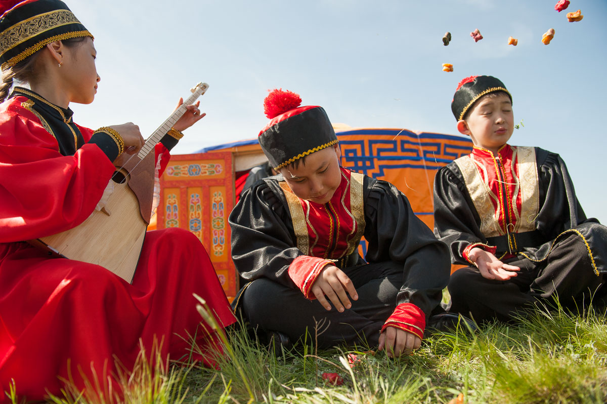 През последните години край Елиста, областната столица, се провежда Фестивал на лалетата през сезона, в който цъфтят. От всички краища на района за празника прииждат музиканти и гости.