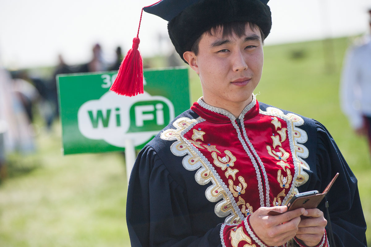 Sogar die ältesten Traditionen kommen auf einem Tandem mit modernen Technologien: Es gibt W-LAN für Festivalbesucher mitten in der Steppe. 