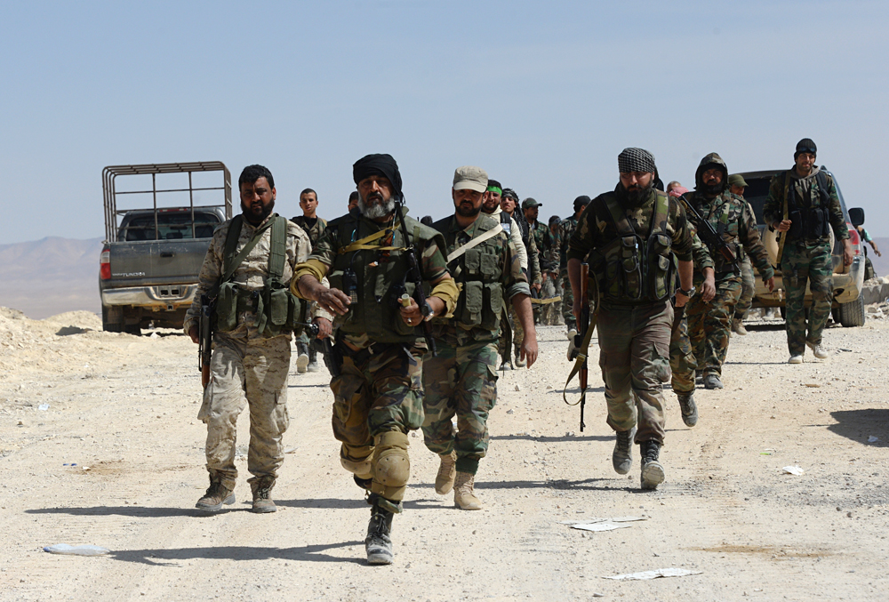 L'armée syrienne supportée par des groupes de défense populaire lors d'une offensive sur la ville d'Al-Qaryatayn.