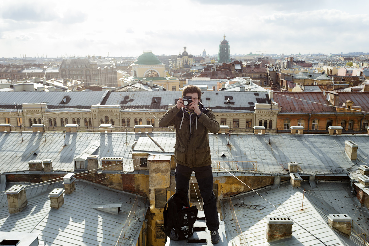 „Руфингът“ (ходенето по покриви) е популярен начин за разглеждане на Санкт Петербург. Там обаче той се различава от начина, по който се прави в останалите руски градове.