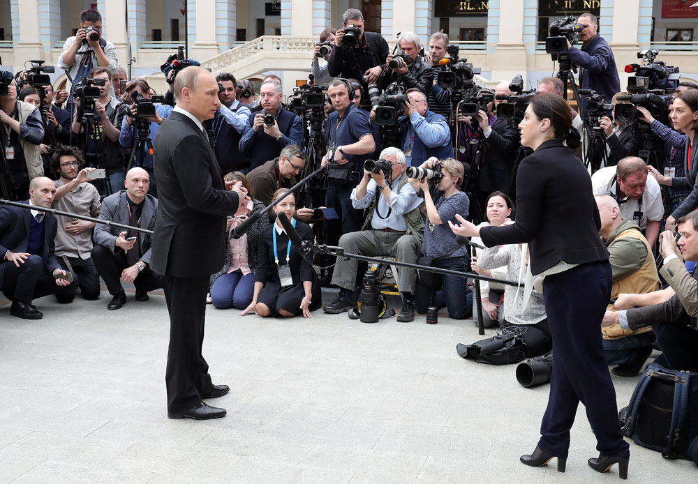 Der russische Präsident Wladimir Putin spricht nach seiner mehrstündigen Livesendung „Direkter Draht“ mit Journalisten.