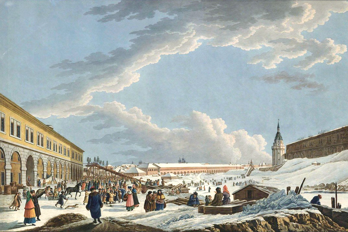Verschneiter Kreml: Die Umgebung rund um den Roten Platz hat sich im Laufe der Zeit stark verändert. Die Ziegelsteinmauer des Kremls, die von 1485-1495 gebaut wurde, wurde im 19. Jahrhundert weißgestrichen, da auch die anderen Kreml in Russland (Kazan, Nizhny Novogorod, Rostow Welikij) weiß waren. Für lange Zeit behielt der Kreml sein weißes Äußeres und wurde erst 1947 zum 800. Jubiläum Moskaus wieder rot.  