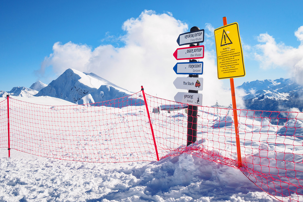 От подножието на курорта (Роза Хутор, 560 м) до най-високата точка на връх Роза (2320 м) пистите са покрити с дебело снежно одеяло, готови да посрещнат хиляди скиори и сноубордисти.