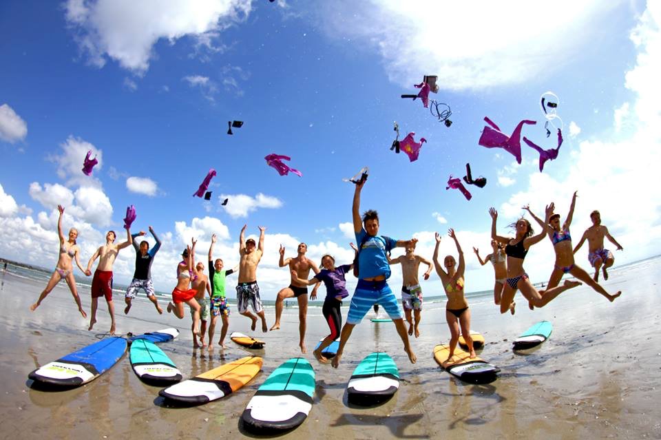 Para peserta yang telah lulus dari sekolah "Surf Discovery" di Kuta, Bali. Sekolah selancar ini didirikan pleh dua orang warga Rusia, Sergey Mkiheev and Evgeny Tsyshkov. Keduanya berasal dari Krasnodarsky Krai, Rusia selatan.
