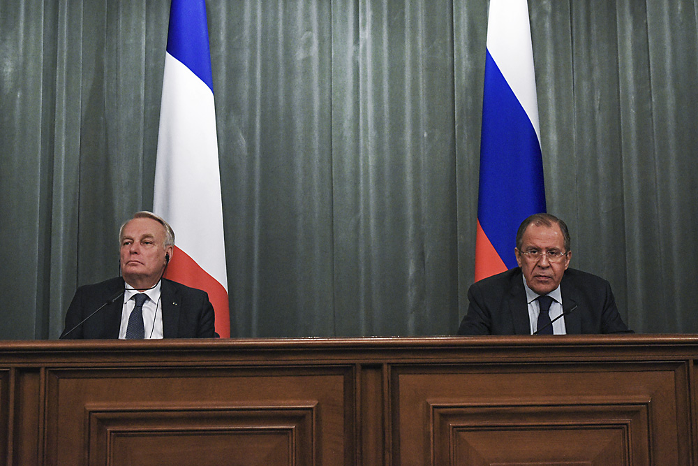 Le ministre français des Affaires étrangères et du Développement international Jean-Marc Ayrault (à g.) et son homologue russe Sergueï Lavrov lors d'une conférence de presse après leur rencontre à Moscou. 