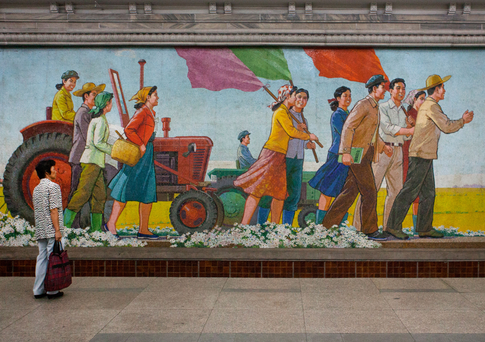 Sebuah mural di stasiun metro Pyongyang.
