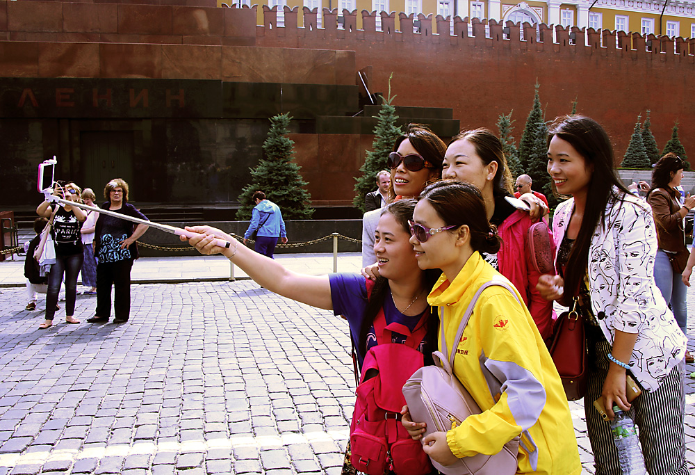 Turisti stranieri in visita a Mosca.