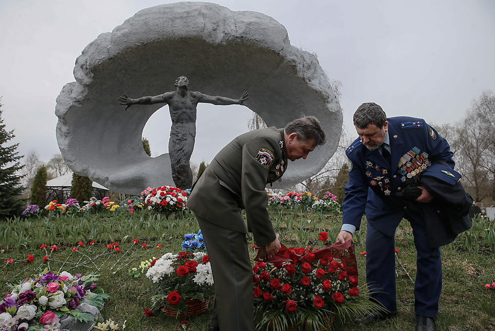 Russian militariy personnel place flowers at the monument for the victims of the Chernobyl nuclear power plant disaster at the Mitino cemetery in Moscow, Russia, 26 April 2016, on the 30th anniversary of the tragedy. In the early hours of 26 April 1986 the Unit 4 reactor at the Chernobyl power station blew apart. About 45,000 people developed a disability and 3,000 died as a result of he Chernobyl disaster according to the Russian Emergency Ministry.