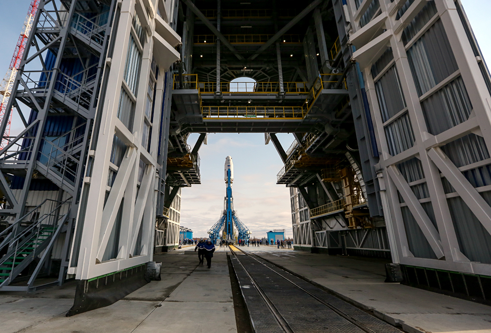 La fusée Soyuz-2.1 qui emportera le satellite scientifique Lomonossov, le satellite étudiant Aist-2D et le nanosatellite SamSat-218 sur la base de lancement du cosmodrome Vostotchny.