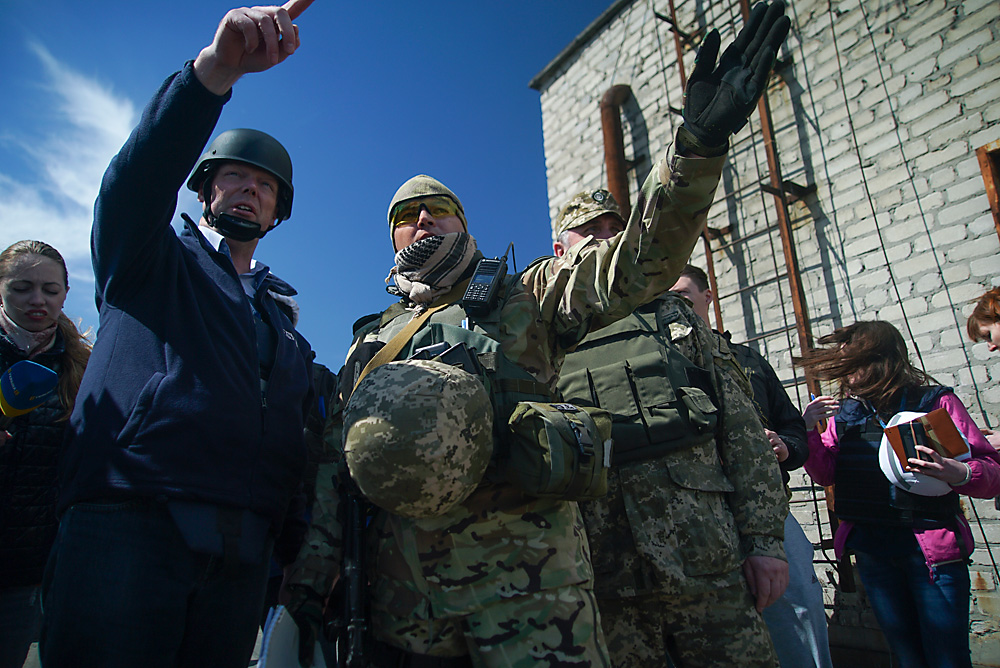 Alexander Hug (a la izda), jefe de la misión de la OSCE en Ucrania con militares ucranianos durante un registro del cumplimiento del alto el fuego en Avdiivka, este de Ucrania.
