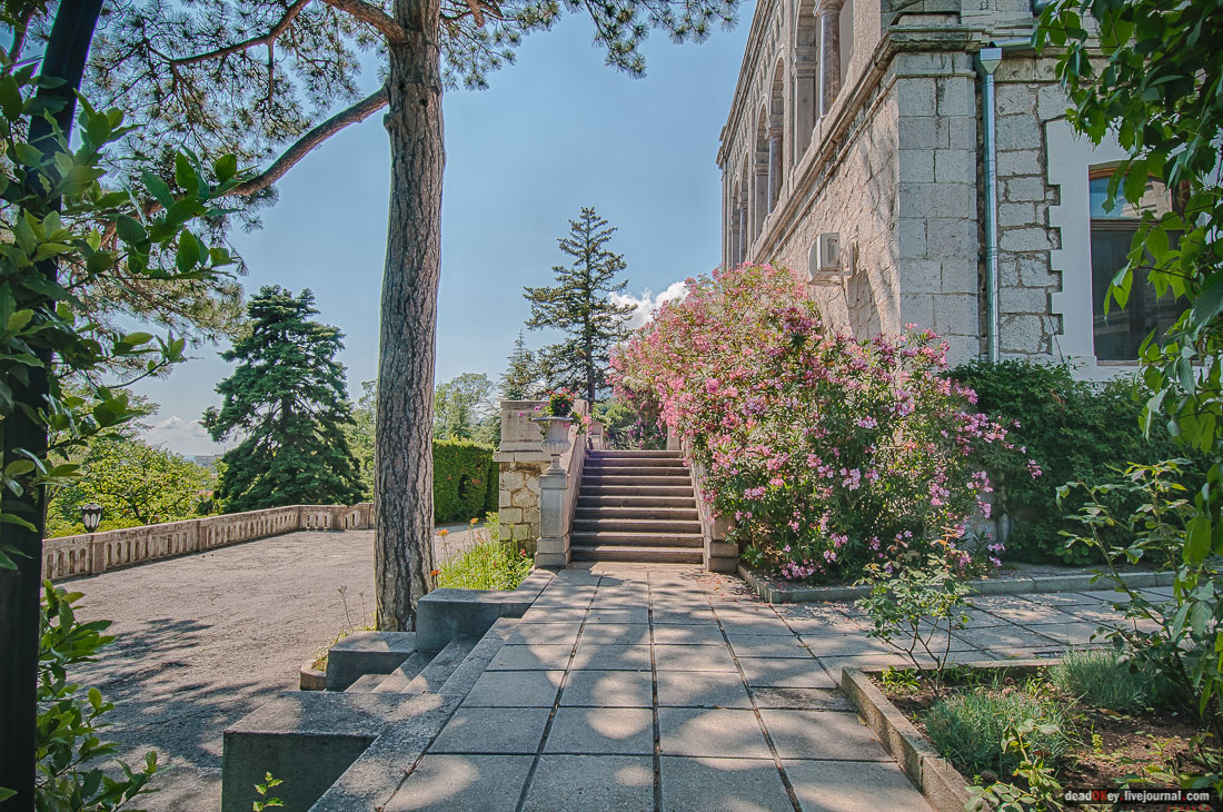 The favorite getaway of the Romanov family, a point of inspiration for the Russian artistic elite, Crimea is overloaded with long-lasting architectural legacy. A large palace once owned by the Yusupov family is located in Crimea in the village of Koreiz near Yalta.