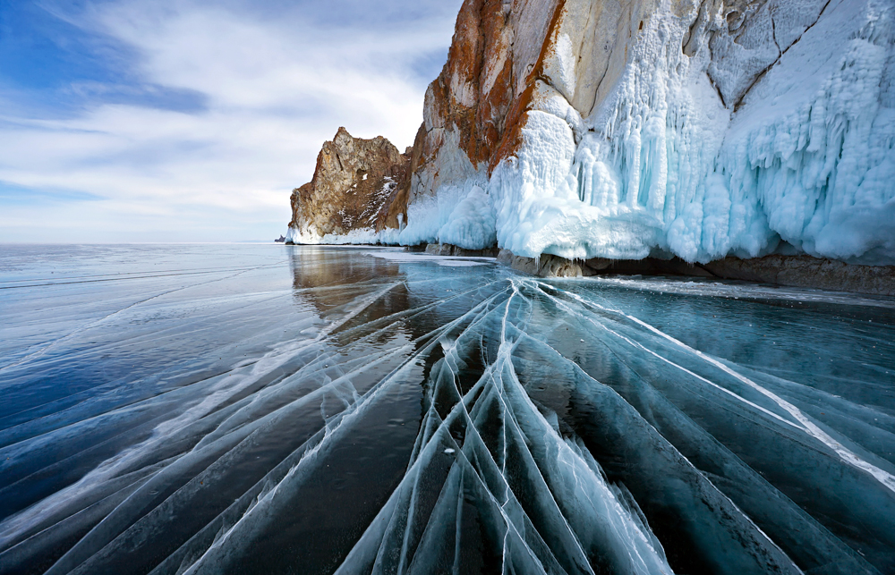 Le lac Baïkal couvert de glace.