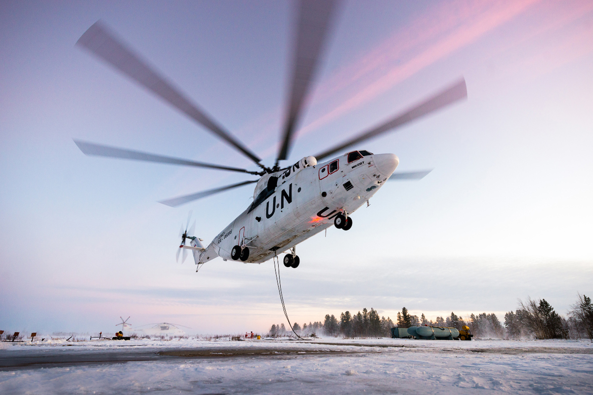O MI-26 é um recordista. Tem capacidade para carregar até 20 toneladas e é o maior helicóptero do mundo. 