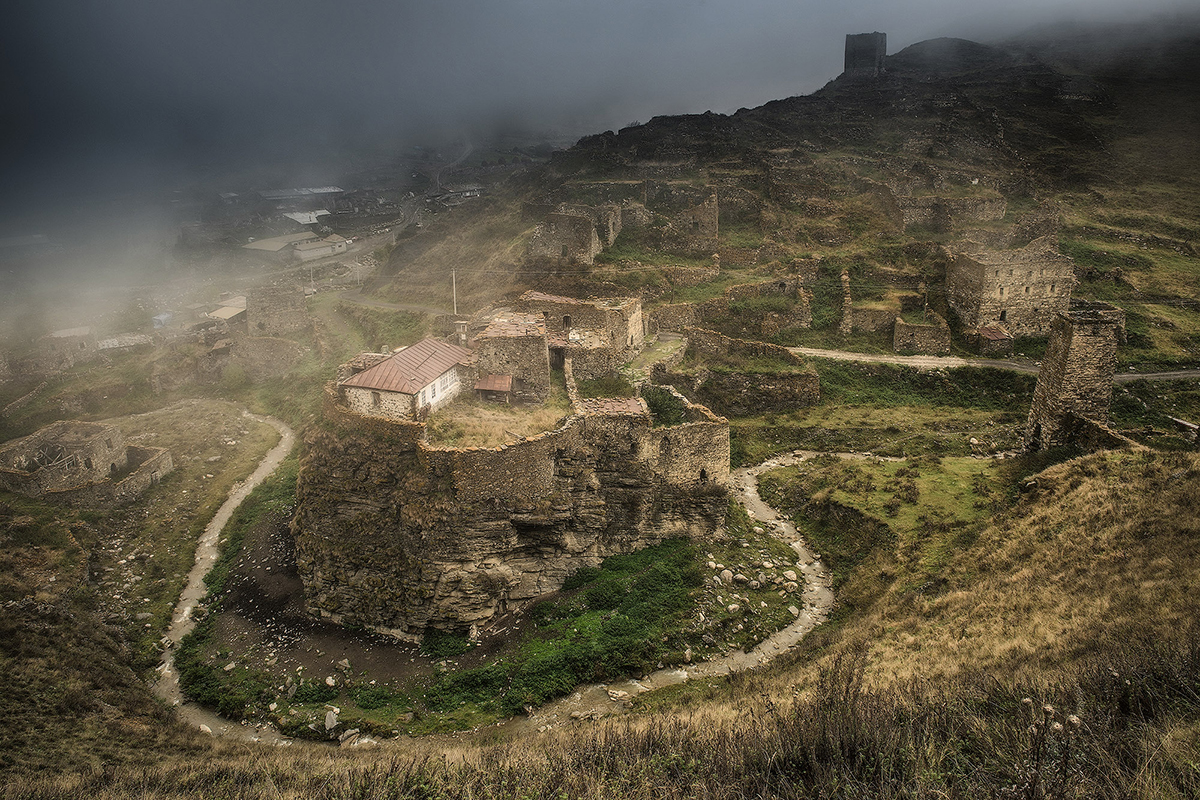 Le zone montuose ospitano ancora diversi resti di antiche città abbandonate e dimenticate