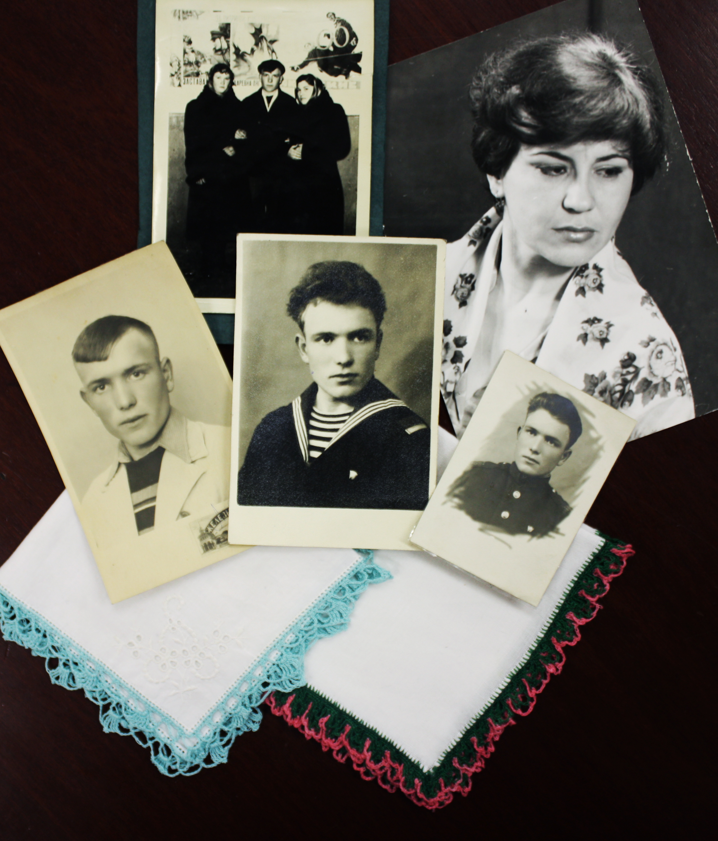 Първите подаръци от Анатолий – кърпичките и руският шал, с който Марияна се снимала още тогава.