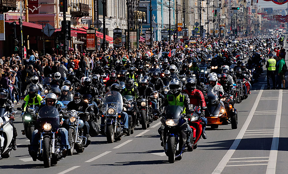 Руски моторџии возат по Невскиот проспект во Санкт Петербург одбележувајќи го почетокот на мото-фестивалот што се одржува секоја година. 2 мај 2016 година, Русија.