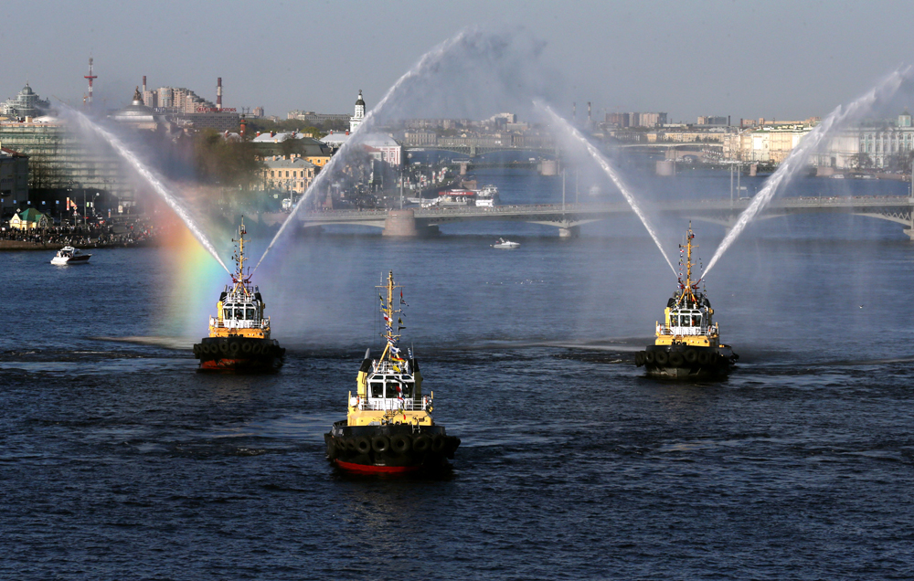 Remolcadores "bailan" en el río Neva durante el 3er festival de Rompehielos celebrado en San Petersburgo.