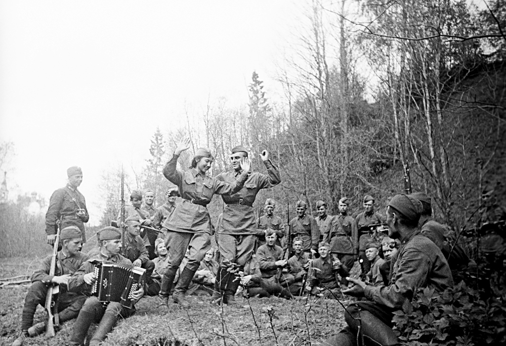 Lull in the fighting at the front line. The Great Patriotic War. The picture taken on May 15, 1944.