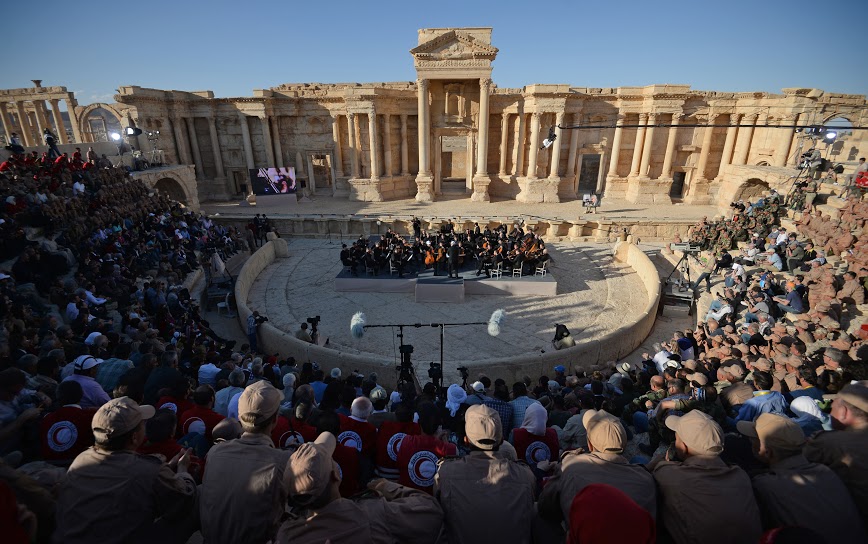 ロシアのゲルギエフ芸術監督率いるマリインスキー劇場管弦楽団は5日、シリアの円形競技場で、「パルミラへの祈りを込めて・音楽は古代の壁を生き生きさせる」というタイトルの演奏会を行った。＝