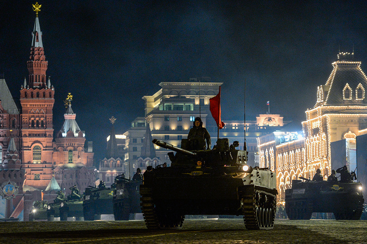 По традицији, у Москви се одржавају три пробе Параде Победе. Тенкови и оклопна возила пролазе Тверском улицом ка Црвеном тргу.
