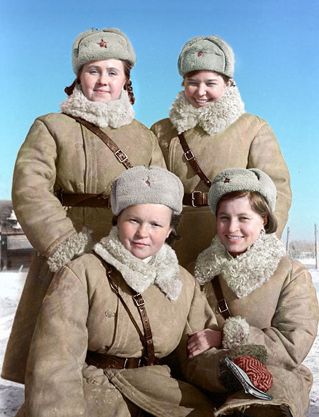 Para pengatur lalu lintas di Front Volkhov, 1943.