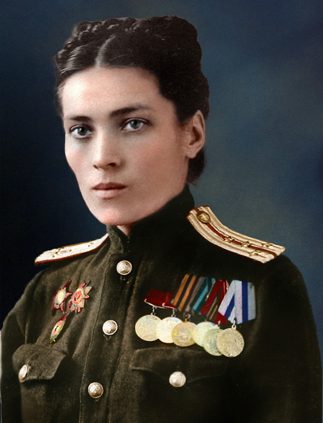 Жена-капитан в съветската армейска медицинска служба, 1945 година.