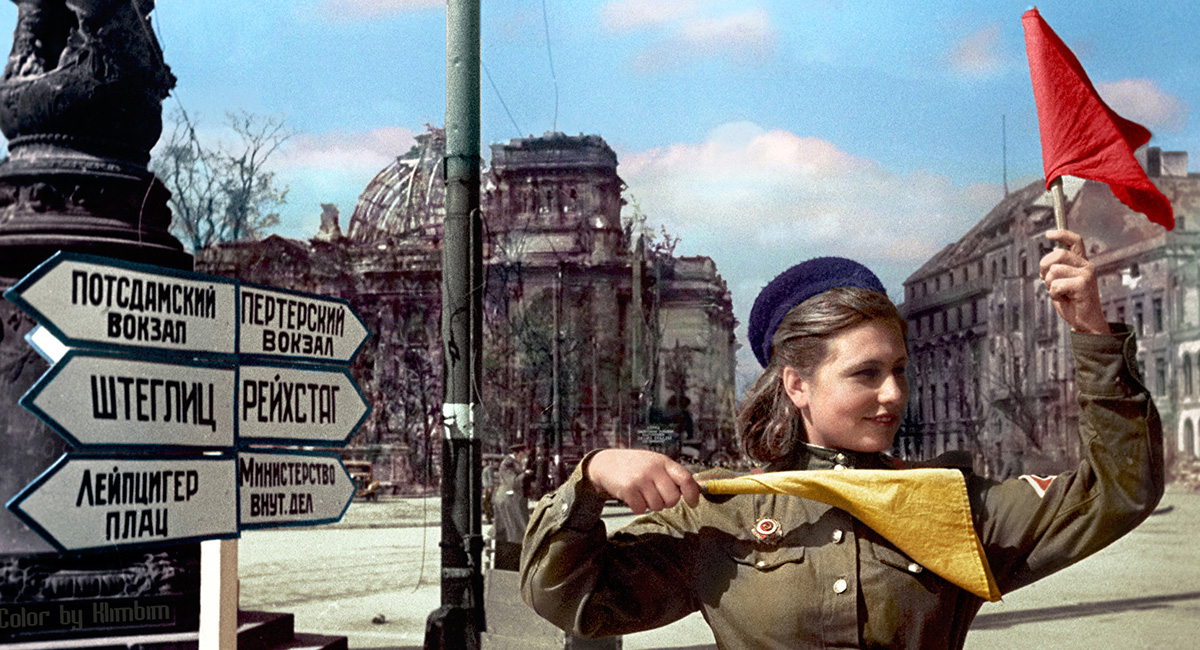 Katerina Spivak, salah seorang pejuang Tentara Merah, mengatur lalu lintas di jalan-jalan Berlin pada 1945.