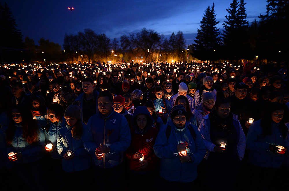 Участници в акцията „Свещ на паметта“ до мемориалния комплекс „Мемориал на Славата“ в Новосибирск.