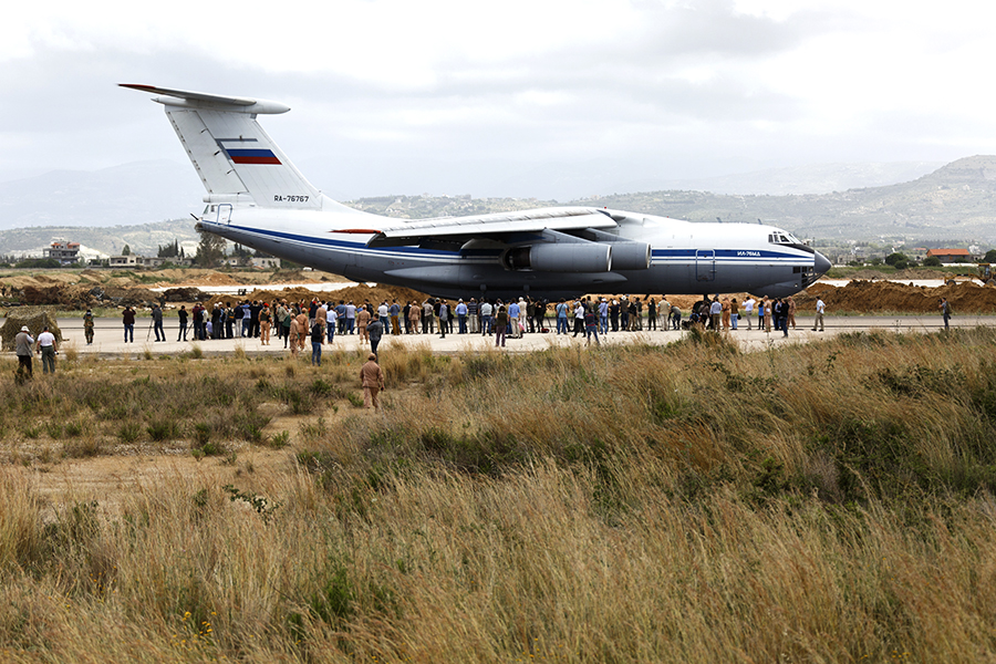 Pesawat Rusia mengangkut bantuan kemanusiaan dari Pangkalan Udara Hmeimim, Suriah, untuk kemudian didistribusikan kepada para penduduk yang membutuhkan.